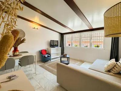 a living room with a couch and a table at Duplex en el Carmen 2 in Valencia