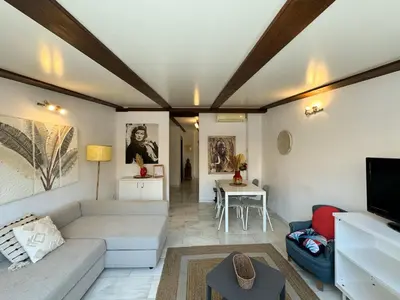 a living room with a couch and a table at Duplex en el Carmen 2 in Valencia