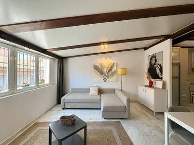 a living room with a couch and a table at Duplex en el Carmen 2 in Valencia
