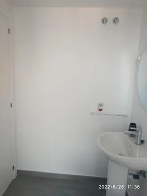 a white bathroom with a sink and a mirror at Bonito apartamento con piscina cerca de la playa. in Canet de Berenguer