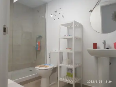 a bathroom with a toilet and a shower and a sink at Bonito apartamento con piscina cerca de la playa. in Canet de Berenguer
