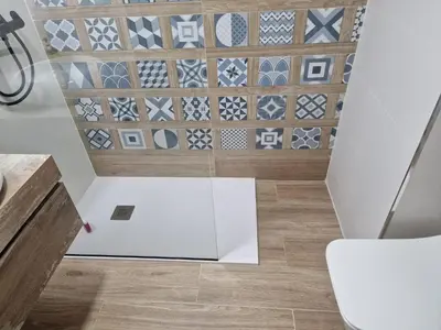 a bathroom with a white box in the middle of a floor at Selena Beach in Cullera