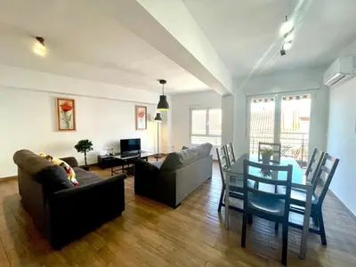 a living room with a table and a dining room at Apartamento Guimerà in Valencia
