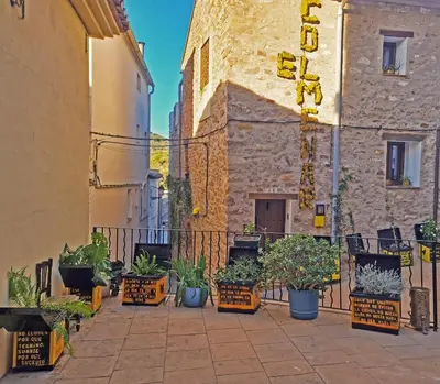 a courtyard with potted plants in front of a building at ÁTICO RURAL 