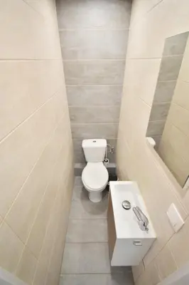 a bathroom with a toilet and a sink at Gran piso en barrio historico del centro in Valencia