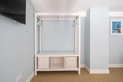 a dressing room with a mirror and a window at Le Méditarranéen de COUP DE COEUR APPARTEMENTS in Valencia