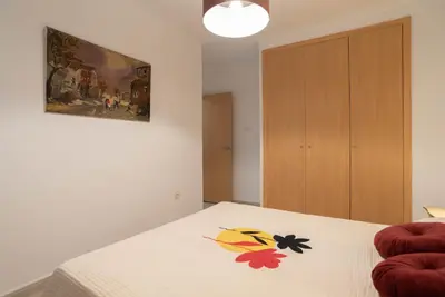 a bedroom with a bed with a flower on it at Magnifico apartamento cerca del centro con A.A. - CID 2 in Burriana