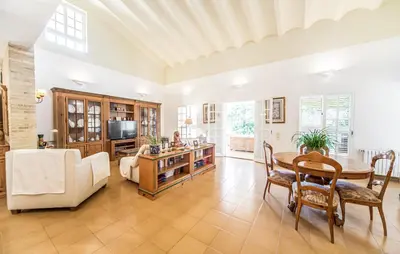 a living room with a couch and a table at Agradable Villa junto al mar con piscina in Sagunto