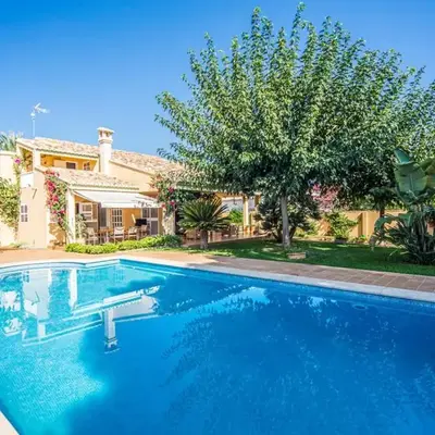 Agradable Villa junto al mar con piscina