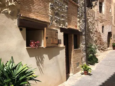 a box on the side of a building with flowers in it at Casa Puri in Jérica