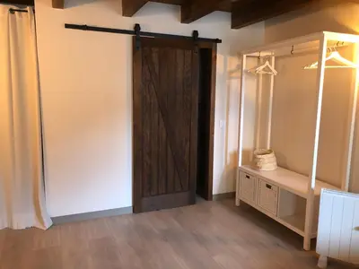 a closet with a wooden door in a room at Casa Puri in Jérica