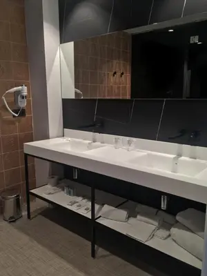 a bathroom with two sinks and a large mirror at Hotel Neptuno Playa & Spa in Valencia