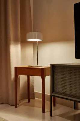 a table with a lamp on it next to a tv at Sea view modern flat in Alboraya