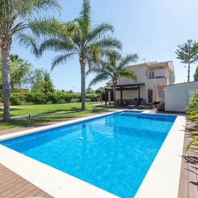 Casa junto al mar con jardín