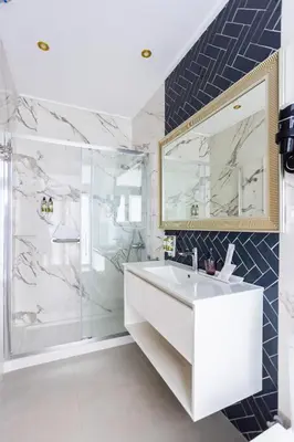 a bathroom with a sink and a shower at Venecia Plaza Centro in Valencia