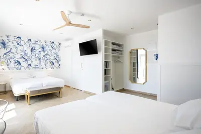 a bedroom with two beds and a tv at Venecia Plaza Centro in Valencia
