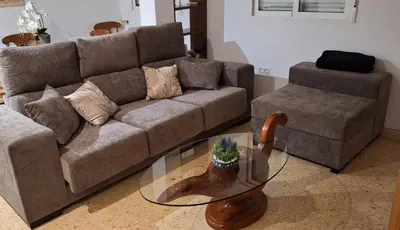 a living room with a couch and a glass table at Gracioso apartamento en Massanassa in Benetúser