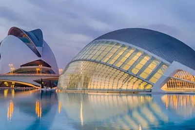 a view of a building with its reflection in the water at Apartamento en la playa las arenas +Wifi+AC in Valencia