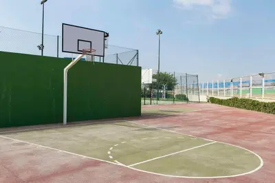 a basketball hoop on a tennis court at ApartUP Patacona Oriental in Valencia