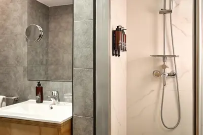 a bathroom with a sink and a shower at Rooms Ciencias in Valencia