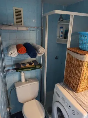 a bathroom with a toilet and a washing machine at Apartamento en Serra con preciosas vistas. in Serra