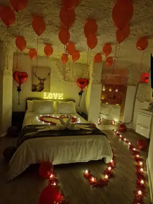 a bedroom with red balloons on the wall and a bed at Preciosa casa-cueva con bañera in Paterna