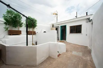 a white house with a bath tub in a courtyard at Preciosa casa-cueva con bañera in Paterna