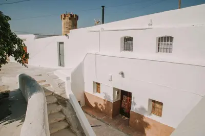 a white building with stairs in front of it at Preciosa casa-cueva con bañera in Paterna