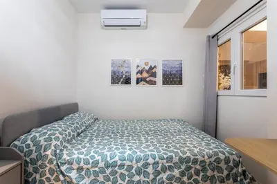 a bedroom with a bed in a room with a window at Cala Brull - Acogedor apartamento a 10 minutos de la playa in Valencia