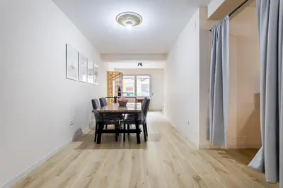 a dining room with a table and chairs at Cala Brull - Acogedor apartamento a 10 minutos de la playa in Valencia