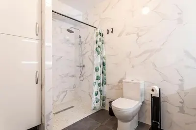 a bathroom with a toilet and a shower at Cala Brull - Acogedor apartamento a 10 minutos de la playa in Valencia