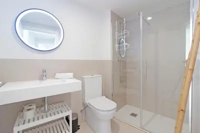 a bathroom with a toilet and a sink and a shower at Global Vacacional, Moderno apartamento de dos terrazas con vistas al mar y a la montaña in Canet de Berenguer