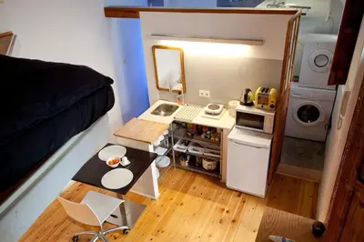 a small kitchen in a small room with a bed at TYNE ARTIS HOUSE in Valencia