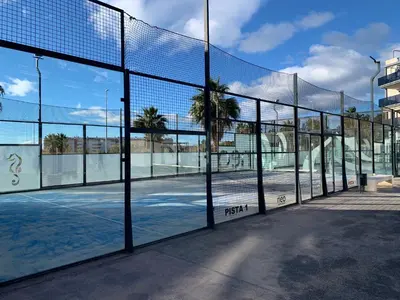 a tennis court with a net on a tennis court at Realrent Neo Mediterráneo in Barrio-Mar