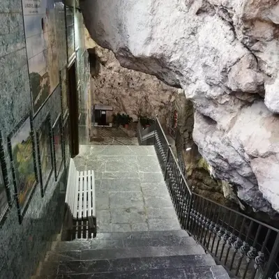a hallway in a cave with a stone wall at Precioso apartamento en altura in Altura
