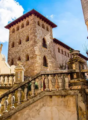a large stone building with a fence in front of it at Casa rural la balsa in Anna
