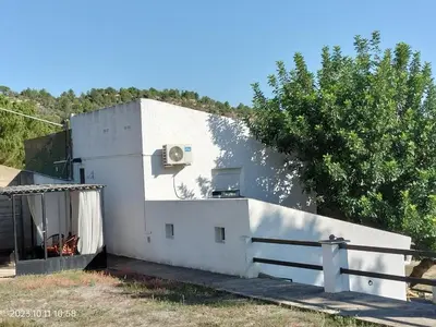 a white house with a fence and a tree at Casa Mas Montanas vakantiehuis met zwembad Max 10-12 pers Vlakbij Valencia in Godelleta