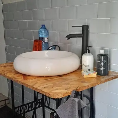 a white sink sitting on top of a wooden counter at Casa Mas Montanas vakantiehuis met zwembad Max 10-12 pers Vlakbij Valencia in Godelleta