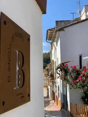 a sign on the side of a building at Casa Rural El Rincón de Beatriz in Ayódar