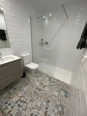 a bathroom with a shower and a toilet and a sink at Precioso apartamento con patio. PYP in Valencia