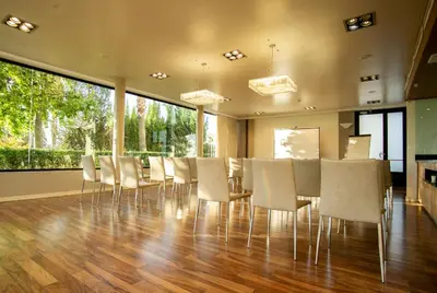 a dining room with a table and chairs at AZZ Valencia Táctica Hotel in Paterna