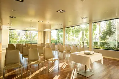 a conference room with a table and chairs at AZZ Valencia Táctica Hotel in Paterna