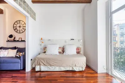 a bedroom with a bed and a blue couch at 7P céntrico piso con encanto in Valencia