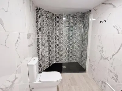 a white bathroom with a toilet and a shower at APARTAMENTO CON TERRAZA Y BARBACOA in Paterna