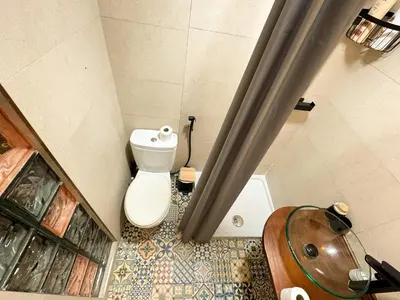 a small bathroom with a toilet and a tub at Apartamento con encanto histórico in Valencia