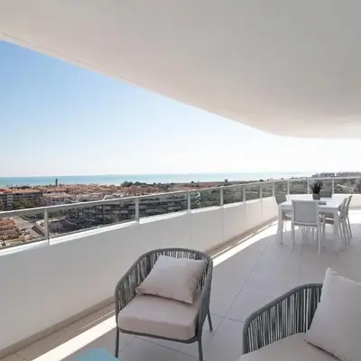 Moderno apartamento con vistas a la costa mediterranea en Gran Canet