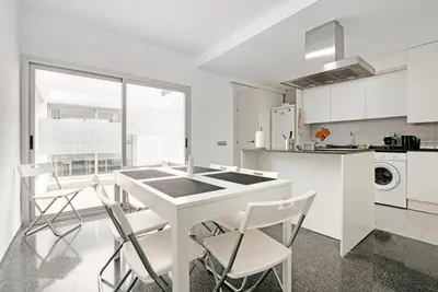 a white kitchen with a white table and chairs at Sagunto - Albalat de Tarongers - Estivella - Gilet in Albalat de Taronchers