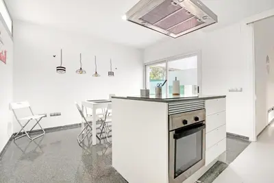 a white kitchen with a stove and a counter at Sagunto - Albalat de Tarongers - Estivella - Gilet in Albalat de Taronchers