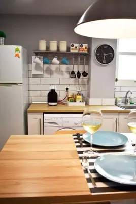a kitchen with a table with a glass of wine at Departamento céntrico para disfrutar en familia in Sagunto