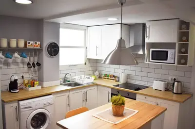 a kitchen with a sink and a washing machine at Departamento céntrico para disfrutar en familia in Sagunto